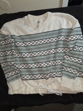 Lou & Grey White Crewneck Sweater with Black and Teal Pattern